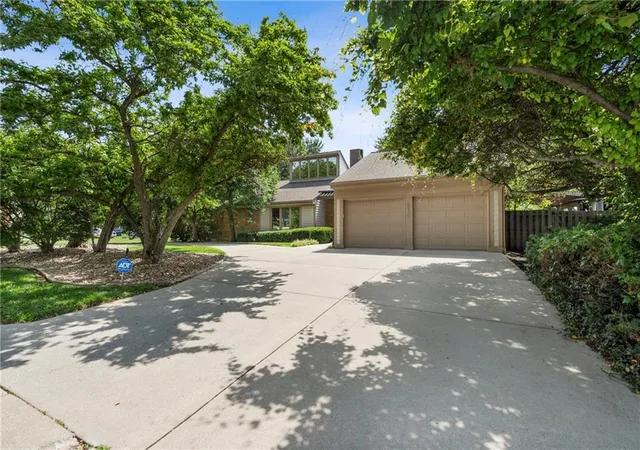 Homes for sale in Mission, KS | 6130 Hodges Dr, Mission, KS 66205 | MLS# 2623151