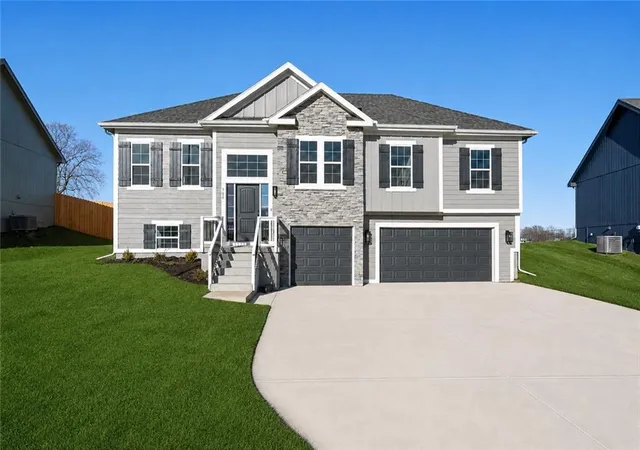 Photo 1 of Single family home for sale at 1110 Oak Ridge St, Kearney, MO 64060 | MLS# 2623162 | Listing updated on 2026-09-20