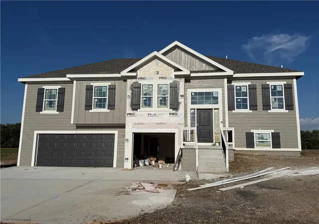 Photo 2 of Single family home for sale at 1110 Oak Ridge St, Kearney, MO 64060 | MLS# 2623162 | Listing updated on 2026-09-20