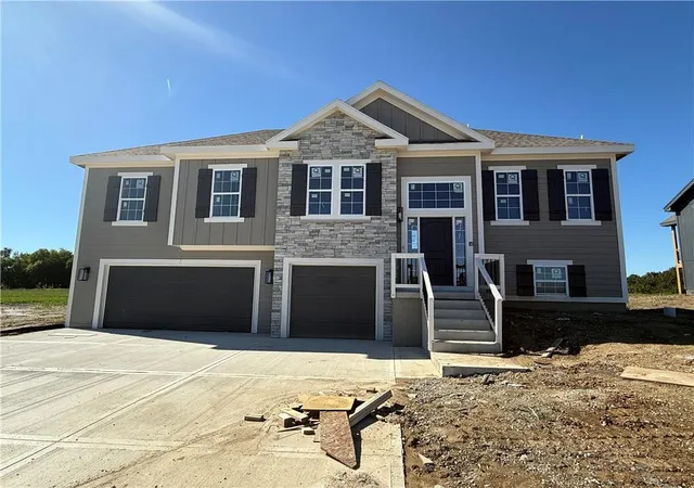 Photo 1 of Single family home for sale at 1110 Oak Ridge St, Kearney, MO 64060 | MLS# 2623162 | Listing updated on 2026-10-04