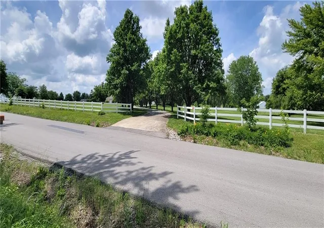 2nd image of 1010 N Prairie Ln, Raymore, MO 64083 | MLS# 2623183