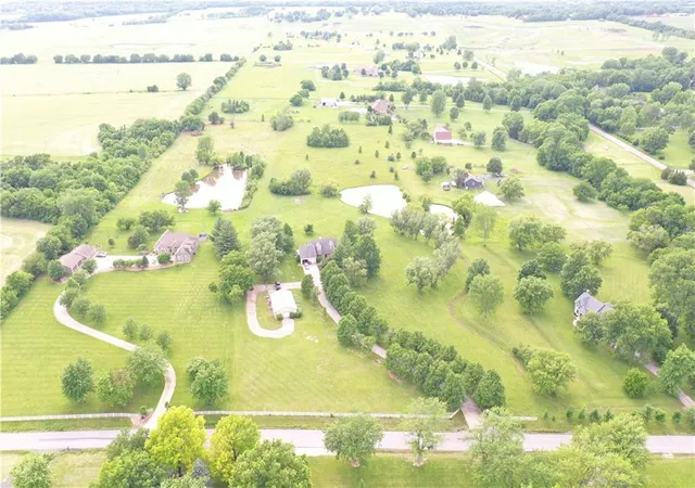 3rd image of 1010 N Prairie Ln, Raymore, MO 64083 | MLS# 2623183