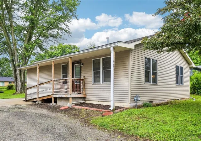 1st image of 820 E Gay St, Warrensburg, MO 64093 | MLS# 2623225