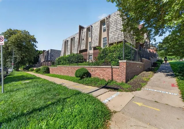 Photo 2 of Condo for sale at 3608 Gillham Rd #26, Kansas City, MO 64111 | MLS# 2623305 | Listing updated on 2026-08-18