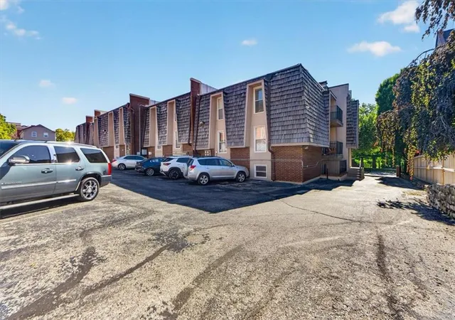 Listing Photo 2 - Condo for sale in building located at 3608 Gillham Rd, Kansas City, MO 64111 - Unit #26