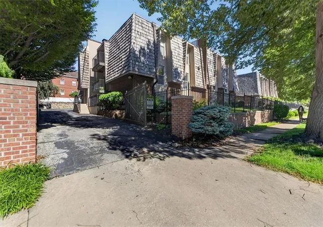 Photo 4 of Condo for sale at 3608 Gillham Rd #26, Kansas City, MO 64111 | MLS# 2623305 | Listing updated on 2026-08-18