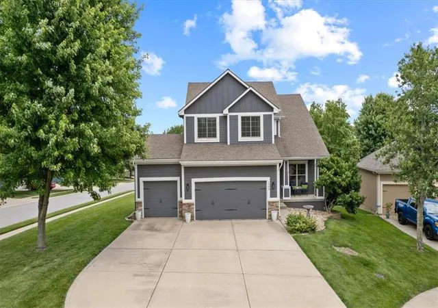 Homes for sale in Raymore, MO | 1304 Ashdown Cir, Raymore, MO 64083 | MLS# 2623328
