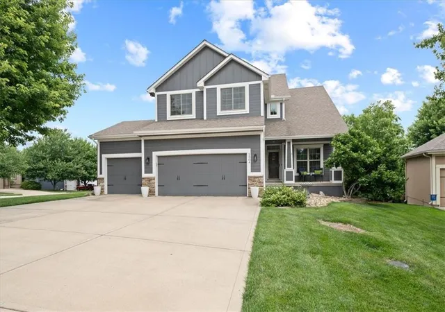 Homes for sale in Raymore, MO | 1304 Ashdown Cir, Raymore, MO 64083 | MLS# 2623328