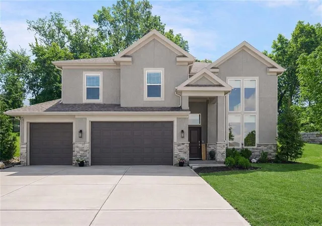 2nd image of 5807 N Bell Ct, Kansas City, MO 64118 | MLS# 2623346