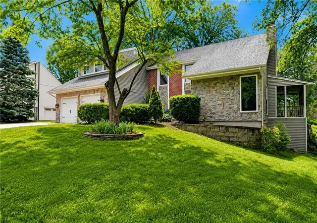 2nd image of 12343 Pinehurst Dr, Kansas City, KS 66109 | MLS# 2623392