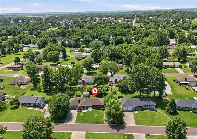Homes for sale in Richmond, MO | 303 W Dauxville Dr, Richmond, MO 64085 | MLS# 2623401