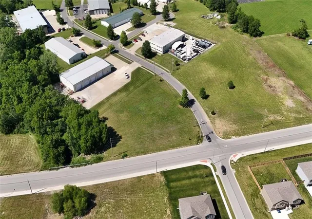 4th image of 400 Sw Powell Dr, Oak Grove, MO 64075 | MLS# 2623423