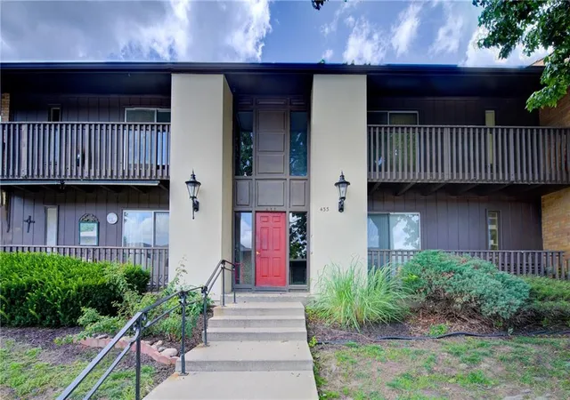 Photo 1 of Sale Pending at 433 W 104th Street #C, Kansas City, MO 64114 | MLS# 2623425 | Listing updated on 2026-09-30