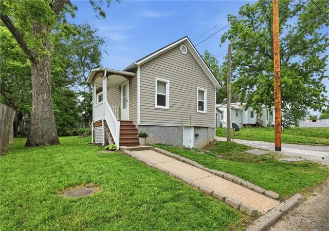 Homes for sale in Paola, KS | 7 N Iron St, Paola, KS 66071 | MLS# 2623463