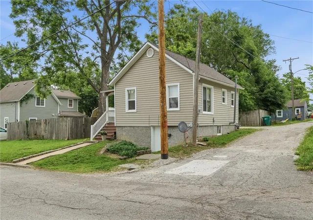 Homes for sale in Paola, KS | 7 N Iron St, Paola, KS 66071 | MLS# 2623463