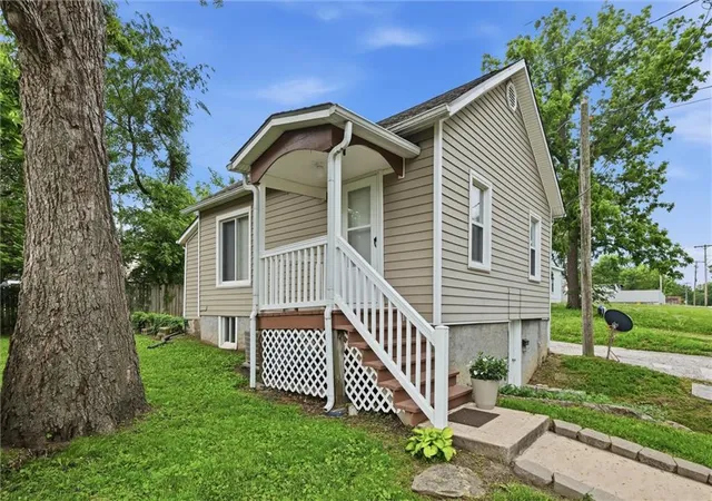Homes for sale in Paola, KS | 7 N Iron St, Paola, KS 66071 | MLS# 2623463