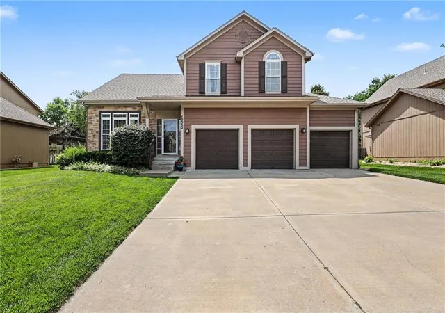 1st image of 10952 S Emerald St, Olathe, KS 66061 | MLS# 2623470
