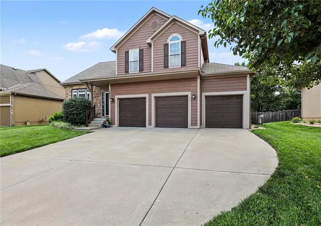 3rd image of 10952 S Emerald St, Olathe, KS 66061 | MLS# 2623470