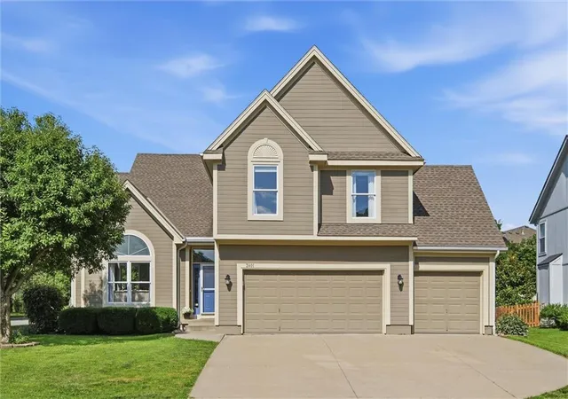 Homes for sale in Lees Summit, MO | 2401 Sw Tracker Ln, Lees Summit, MO 64082 | MLS# 2623473