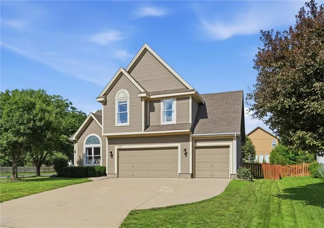 Homes for sale in Lees Summit, MO | 2401 Sw Tracker Ln, Lees Summit, MO 64082 | MLS# 2623473