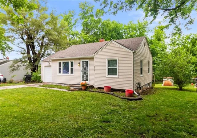 Homes for sale in Raytown, MO | 8958 E 55th St, Raytown, MO 64133 | MLS# 2623532