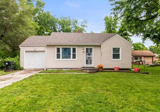 Homes for sale in Raytown, MO | 8958 E 55th St, Raytown, MO 64133 | MLS# 2623532