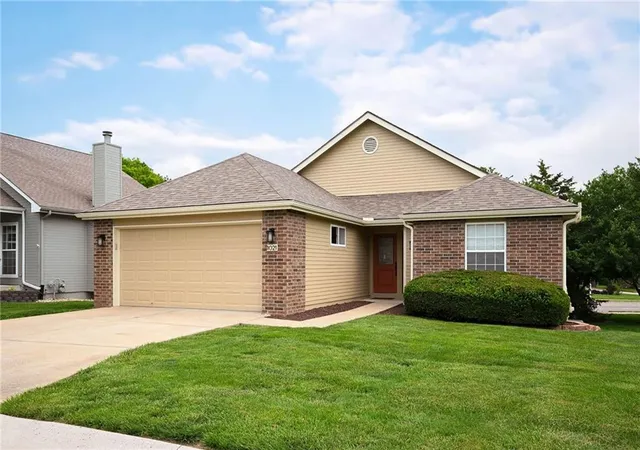 3rd image of 1021 Sw 8Th St, Lee's Summit, MO 64081 | MLS# 2623594