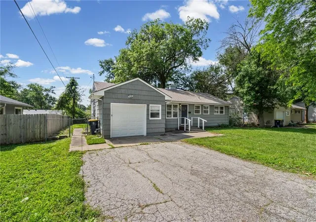 Photo 3 of Sale Pending at 7409 E 109th Street, Kansas City, MO 64134 | MLS# 2623611 | Listing updated on 2026-07-16