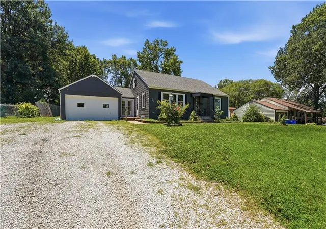 Photo 3 of Sale Pending at 505 Ne 74th Terrace, Kansas City, MO 64118 | MLS# 2623642 | Listing updated on 2026-08-26