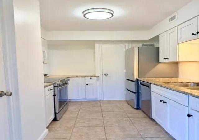Listing Photo 1 - Condo for sale in building located at 4550 Warwick Blvd, Kansas City, MO 64111 - Unit #213