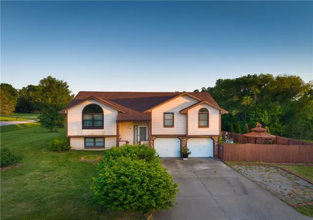 Homes for sale in Pomona, KS | 220 E 7th St, Pomona, KS 66076 | MLS# 2623660