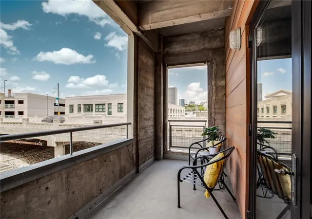 2nd image of 360 W Pershing Rd, Kansas City, MO 64108