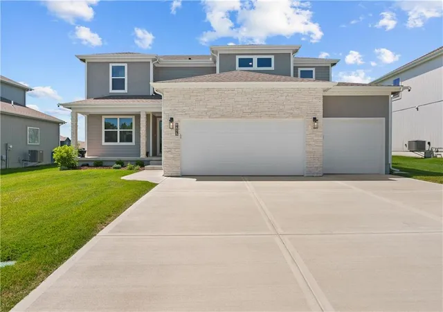 1st image of 1717 Sw Hightown Dr, Lees Summit, MO 64082 | MLS# 2623676