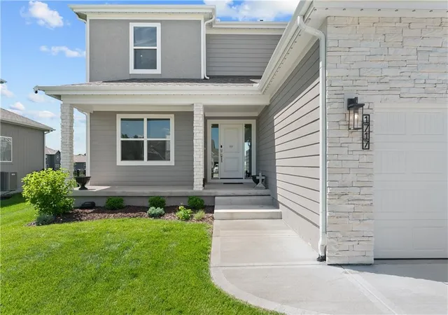 2nd image of 1717 Sw Hightown Dr, Lees Summit, MO 64082 | MLS# 2623676