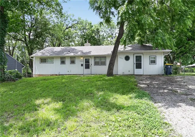 Homes for sale in Kansas City, MO | 7802 E 112 St, Kansas City, MO 64134 | MLS# 2623712