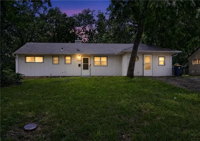 Homes for sale in Kansas City, MO | 7802 E 112 St, Kansas City, MO 64134 | MLS# 2623712
