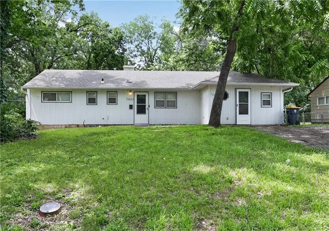 Homes for sale in Kansas City, MO | 7802 E 112 St, Kansas City, MO 64134 | MLS# 2623712