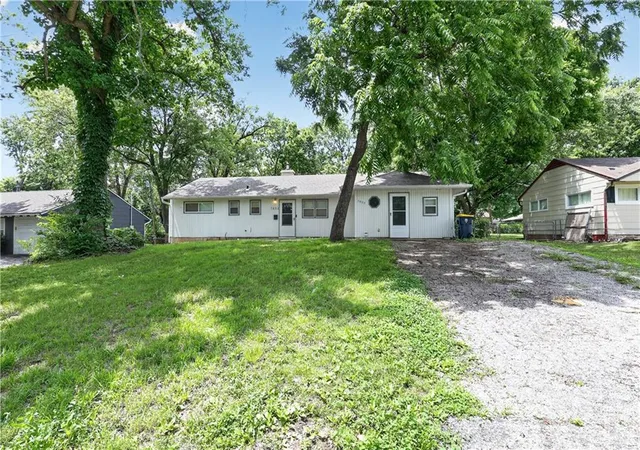Homes for sale in Kansas City, MO | 7802 E 112 St, Kansas City, MO 64134 | MLS# 2623712