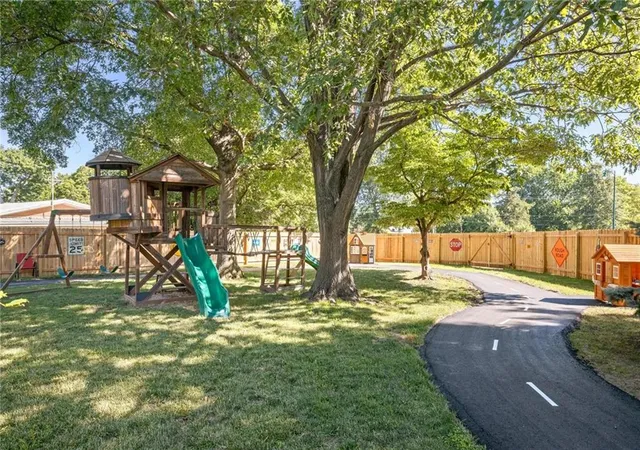 3rd image of 1 Hawthorne Pl, Independence, MO 64052 | MLS# 2623725