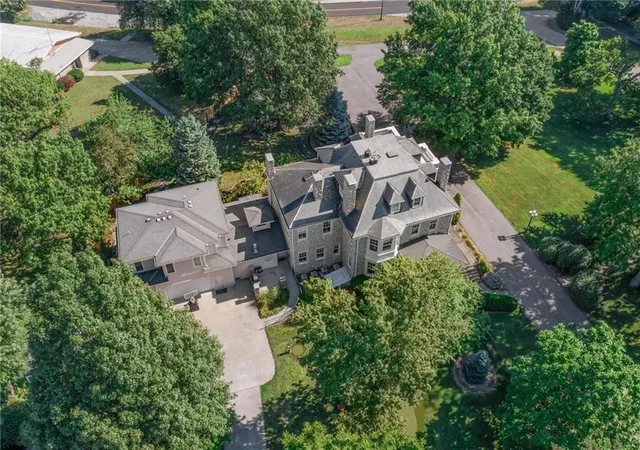 2nd image of 1 Hawthorne Pl, Independence, MO 64052 | MLS# 2623725