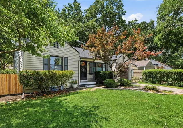 Homes for sale in Roeland Park, KS | 5444 Linden St, Roeland Park, KS 66205 | MLS# 2623768
