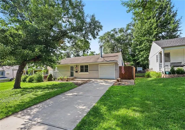 3rd image of 6401 W 82nd Ter, Overland Park, KS 66204 | MLS# 2623802