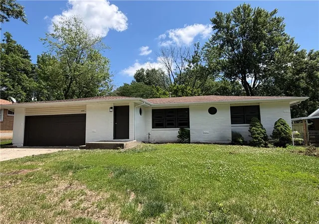 Homes for sale in Liberty, MO | 1233 Old Manor Rd, Liberty, MO 64068 | MLS# 2623806