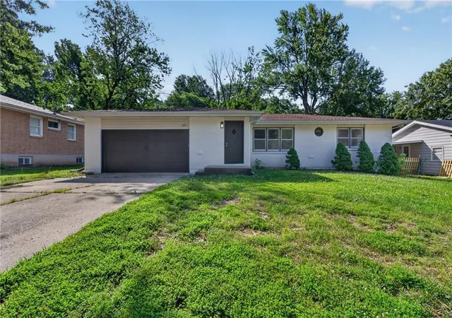 Homes for sale in Liberty, MO | 1233 Old Manor Rd, Liberty, MO 64068 | MLS# 2623806