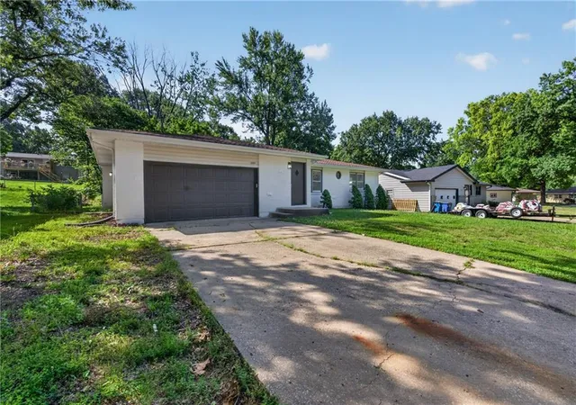 4th image of 1233 Old Manor Rd, Liberty, MO 64068 | MLS# 2623806