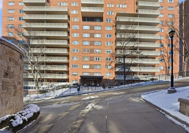 2nd image of 310 W 49Th St, Kansas City, MO 64112