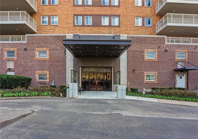 2nd image of 310 W 49th St S, Kansas City, MO 64112