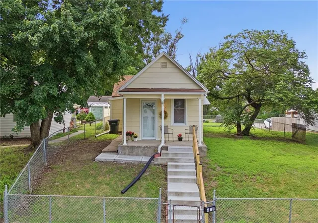 Homes for sale in Leavenworth, KS | 617 Pawnee St, Leavenworth, KS 66048 | MLS# 2623860