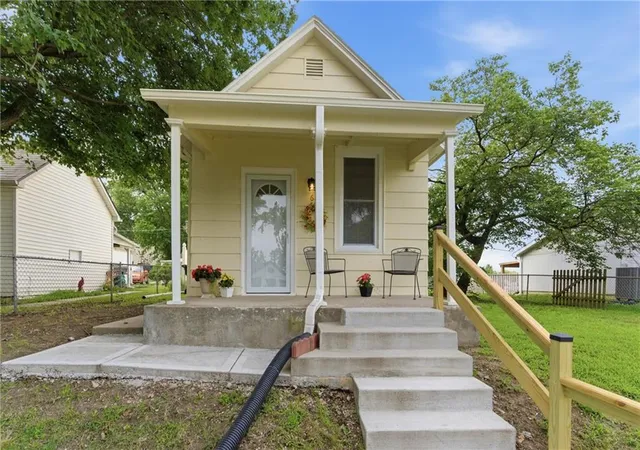 Homes for sale in Leavenworth, KS | 617 Pawnee St, Leavenworth, KS 66048 | MLS# 2623860
