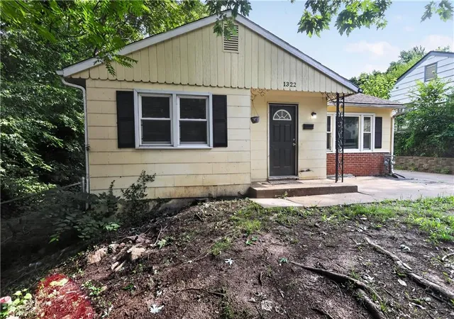 2nd image of 1322 E 82nd St, Kansas City, MO 64131 | MLS# 2623917